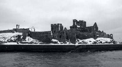 灰度混凝土城堡海旁的照片
